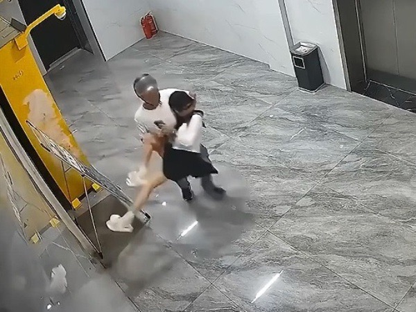 Đang chờ thang máy, người phụ nữ bị gã đàn ông sàm sỡ