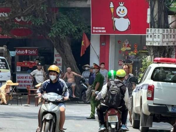 Bé 5 tuổi ở Hà Nội nguy kịch sau va chạm với xe tải ngay trước cửa nhà
