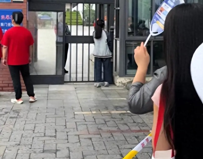 Thí sinh đi muộn không được vào trường thi, số phút đến muộn khiến dân tình tranh cãi 'ỏm tỏi': Công bằng hay quá tàn nhẫn!