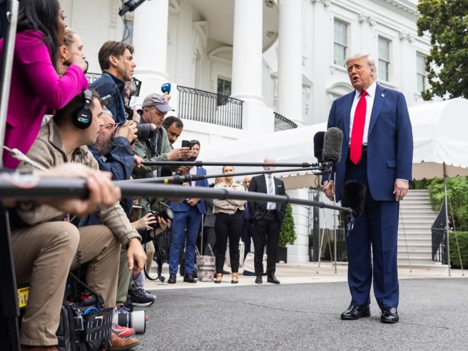 Tổng thống Trump ra mắt smartphone 499 USD và gói cước di động