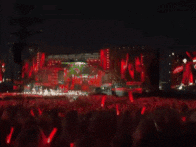 Truyền thông quốc tế nói về cảnh tượng sấm sét chói lòa tại concert Chông Gai, netizen tranh cãi dữ dội