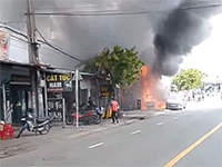 Clip chồng đổ xăng trước cửa dọa vợ, không ngờ sát vách có bếp: Lửa bùng lên gây cháy lớn