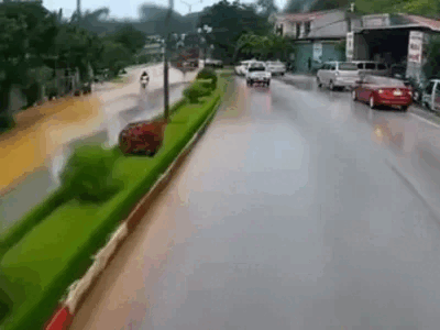 Tranh cãi nảy lửa vụ clip ô tô con 'rẽ sóng' ngược chiều vượt đường ngập