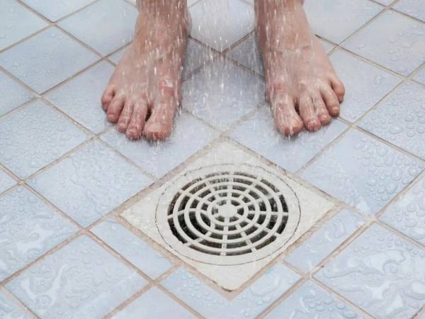 Chuyên gia cảnh báo thói quen đi tiểu khi tắm vòi sen gây hại cho phụ nữ
