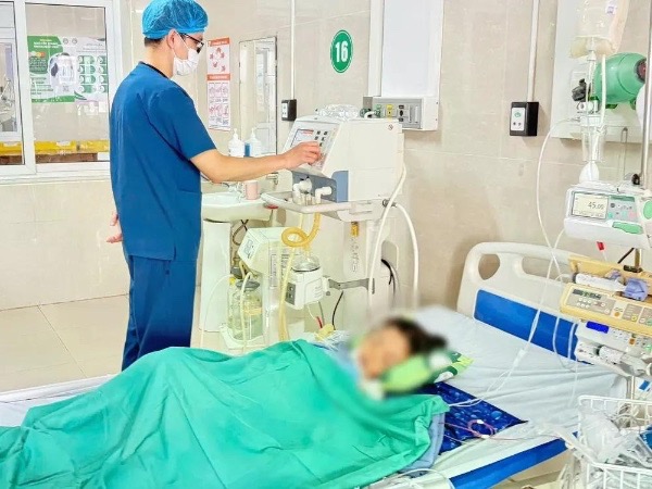Bé gái ở Ninh Bình bị rắn độc chui từ điều hòa ra cắn