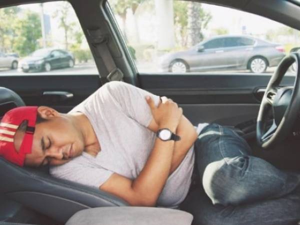 Ngủ trong ô tô khi động cơ chạy không tải: Xăng tốn nhiều đến mức nào?