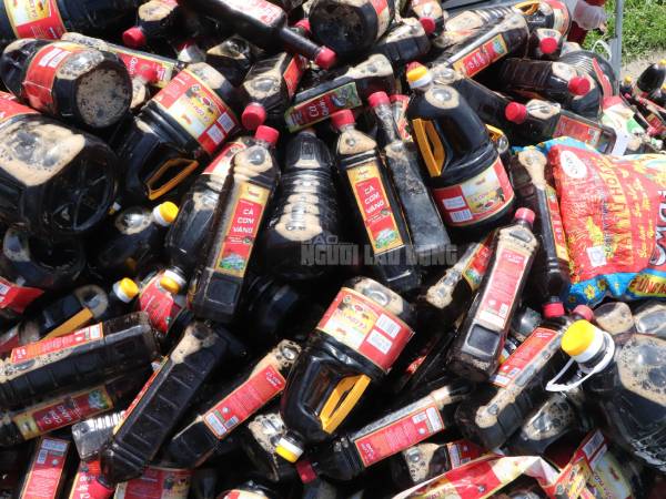 Nguồn gốc hàng ngàn chai nước mắm bị vứt bỏ ở Quảng Nam