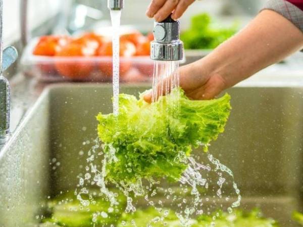 Rửa rau thế nào để loại bỏ thuốc trừ sâu, chất kích thích? Lời khuyên từ chuyên gia