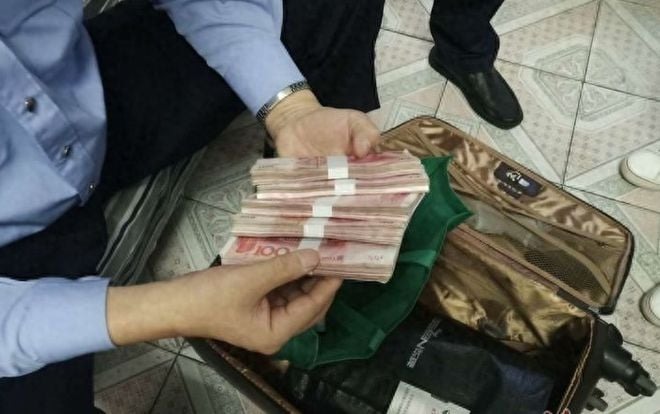 Tịch thu hơn 363 tỷ đồng tiền mặt nằm vương vãi trên gác xép nhà bà cụ nghèo 60 tuổi