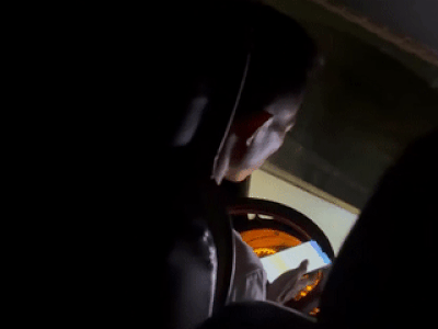 Thót tim cảnh tài xế xe khách đi cả 100km/h vẫn cầm điện thoại nhắn tin