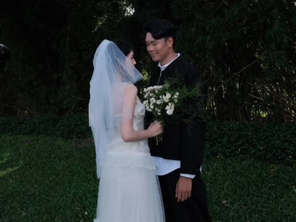Thành Chung khoe bộ ảnh ngọt hơn đường với nàng WAG xinh nhất làng bóng Việt, 7 năm yêu vẫn một ánh mắt si tình