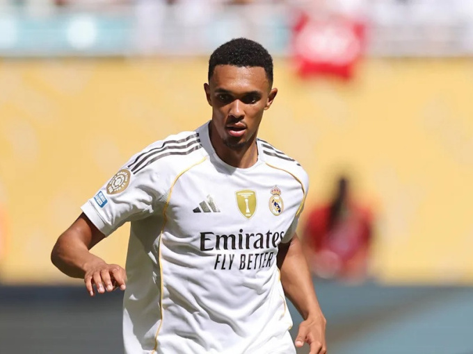 Trent Alexander-Arnold bị chê cười sau màn ra mắt Real Madrid