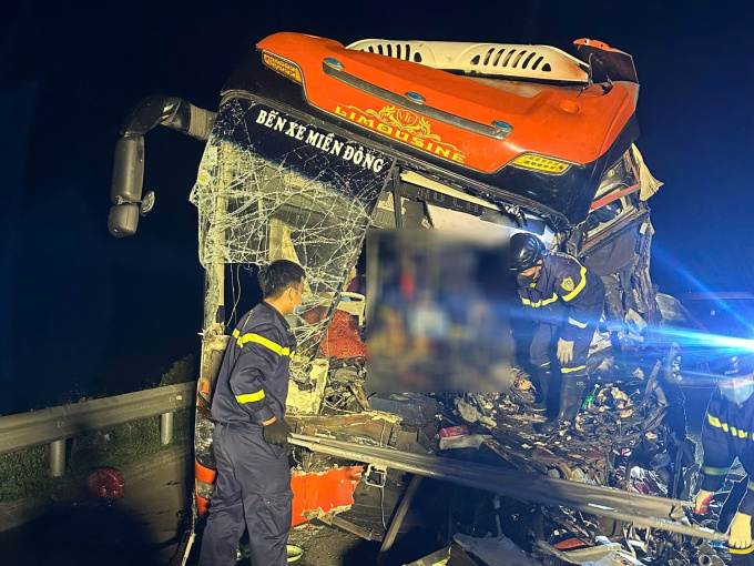 Xe khách tông vào đuôi ô tô tải đang dừng đỗ trên cao tốc, 11 người thương vong
