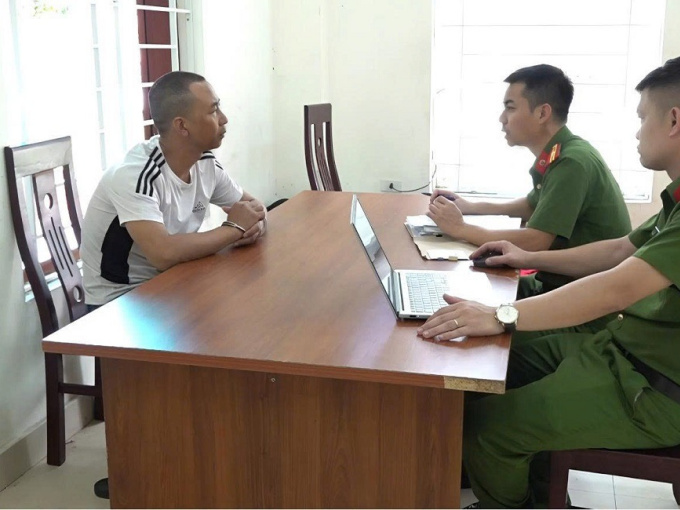 Tạm giữ hình sự đối tượng tự xưng công an rồi chiếm đoạt tài sản