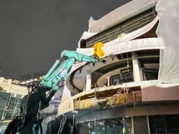 Clip khoảnh khắc cuối cùng của 'hàm cá mập': Xe cẩu làm việc xuyên đêm tháo dỡ, dân mạng tiếc nuối