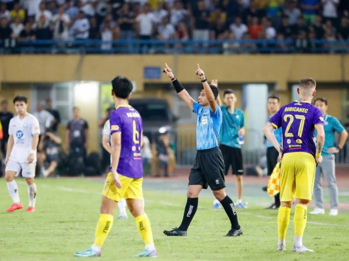 Trọng tài Malaysia điều hành hai trận cầu sinh tử V-League: Nơi nước mắt rơi xuống
