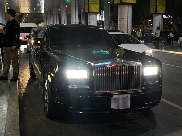 Soi siêu xe đón G-Dragon tại sân bay Nội Bài, là Rolls-Royce Phantom, giá khoảng 60 tỷ!