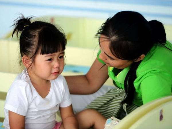 Bé gái 4 tuổi tan học 3 ngày liên tiếp không ai đến đón, cô giáo mở cặp ra xem thì chết lặng