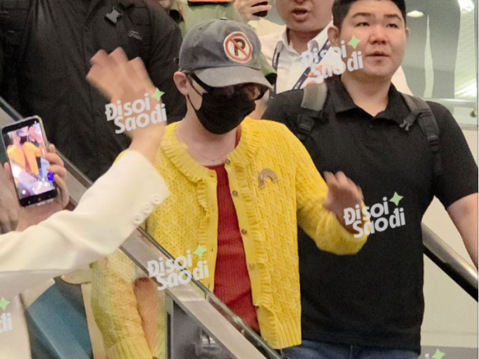 G-Dragon siêu phấn khởi ngày trở lại Việt Nam: Hồi hộp muốn rớt tim, ngáp ngủ nhưng vẫn vẫy tay nhiệt tình!