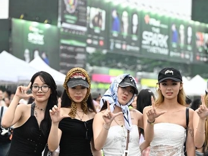 'Xinh sập sàn' tại Mỹ Đình vì anh Long: Boy phố, girl phố đọ sắc, độc lạ có thừa, quá mức wow
