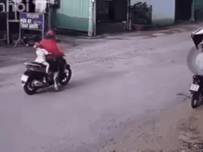 Phẫn nộ cảnh mẹ bỏ con 18 tháng tuổi giữa đường đông xe cộ