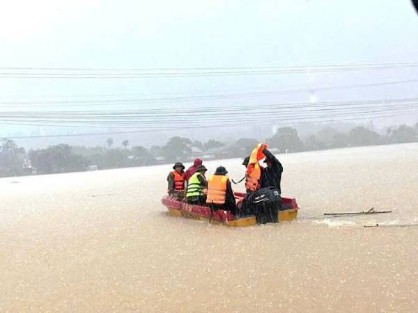 Thái Nguyên huy động hàng trăm cán bộ, chiến sĩ cứu trợ người dân vùng ngập sâu