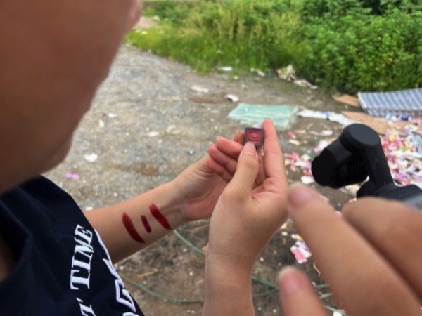 Hàng ngàn thỏi son bị vứt bỏ ven đường Hà Nội, nhiều người mang bao tải, túi tới nhặt