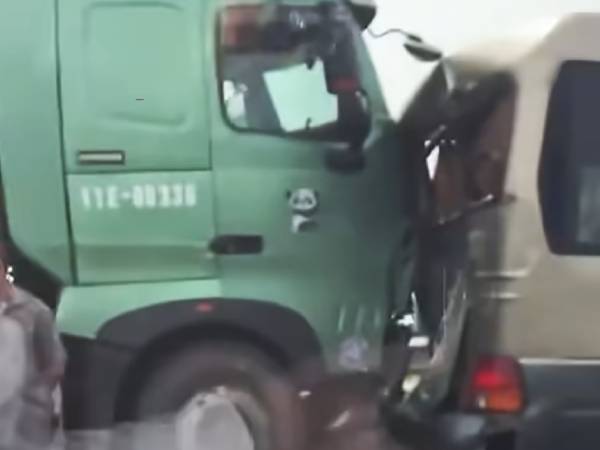 Tai nạn liên hoàn giữa 5 xe ô tô trên cao tốc Cao Bồ - Mai Sơn