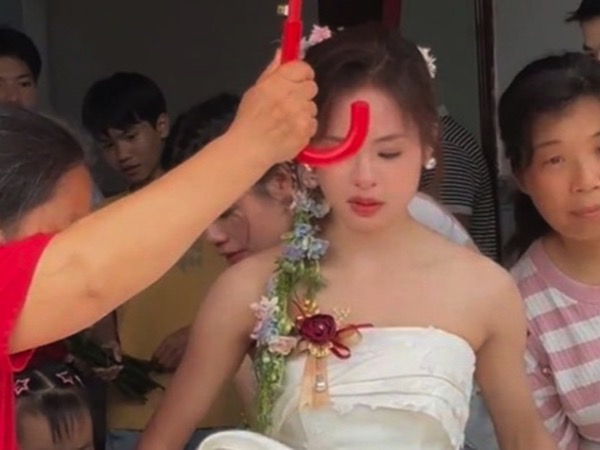 Cô dâu 'gây sốt' tại đám cưới quê vì quá xinh đẹp, nhan sắc nổi bật như tiên nữ