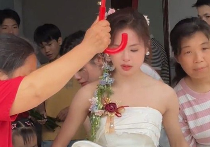 Cô dâu 'gây sốt' tại đám cưới quê vì quá xinh đẹp, nhan sắc nổi bật như tiên nữ
