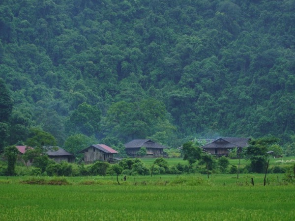 Ngôi làng 'bị bỏ quên' ở miền Bắc: Không điện, không đường, nhưng vẫn đón nườm nượp khách ghé thăm