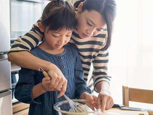 Chi 75 triệu thuê bảo mẫu nước ngoài, nuôi con gái 5 tuổi, bị cho 'phung phí, sính ngoại', bà mẹ 9x Hà Nội nói gì?