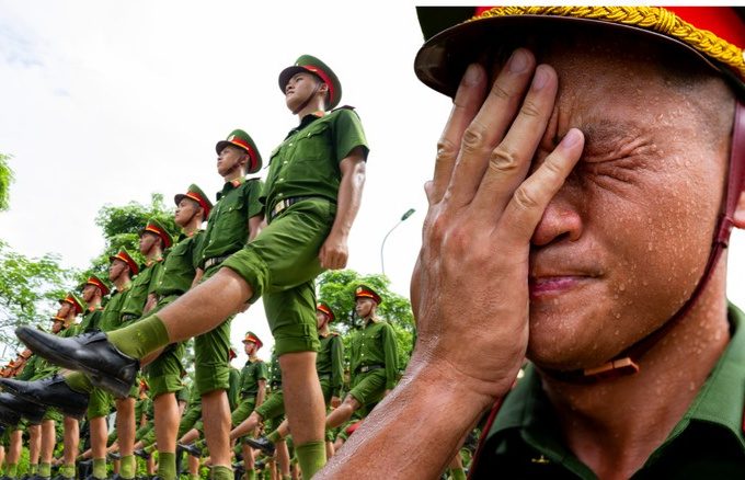 Mồ hôi thấm áo chiến sĩ CAND dưới nắng nóng 40 độ: Những hình ảnh xúc động trên thao trường, hướng đến lễ diễu binh 2/9