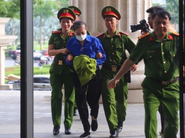 Cựu bí thư tỉnh ủy Hoàng Thị Thúy Loan cùng các bị cáo đến tòa bằng xe đặc chủng và xe 29 chỗ