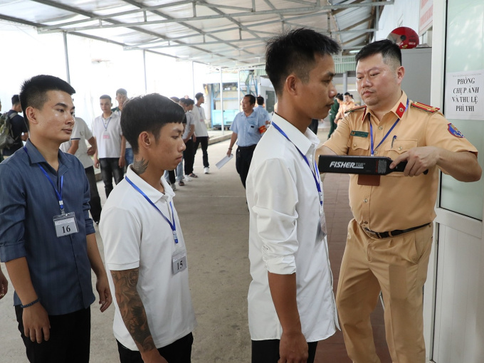 Hình ảnh ngày đầu tiên Công an Hà Nội sát hạch cấp giấy phép lái xe