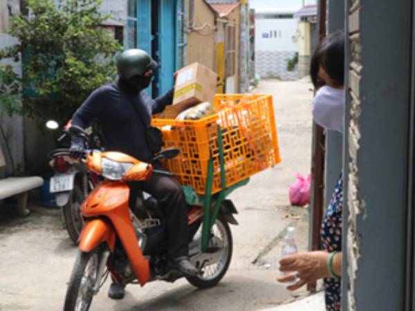 Chuyển khoản 1,8 triệu đồng cho shipper nhưng không thành công, người phụ nữ Hà Nội thao tác lại thì mất luôn 100 triệu đồng