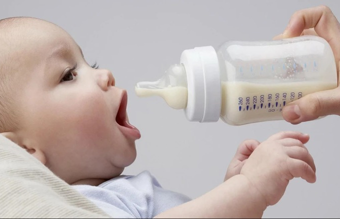 Chấn động: Trẻ sơ sinh bú bình có thể nuốt phải hơn 1 triệu hạt vi nhựa mỗi ngày