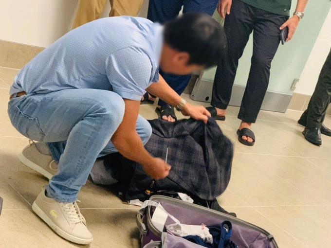 Khi tiếp viên chuyến bay từ nước ngoài về hỏi trong túi màu đen có gì, nam hành khách nói có bom