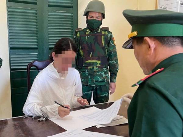 Bắt quả tang 'hot girl' cùng đồng phạm buôn ma túy trên xe Mercedes tiền tỉ