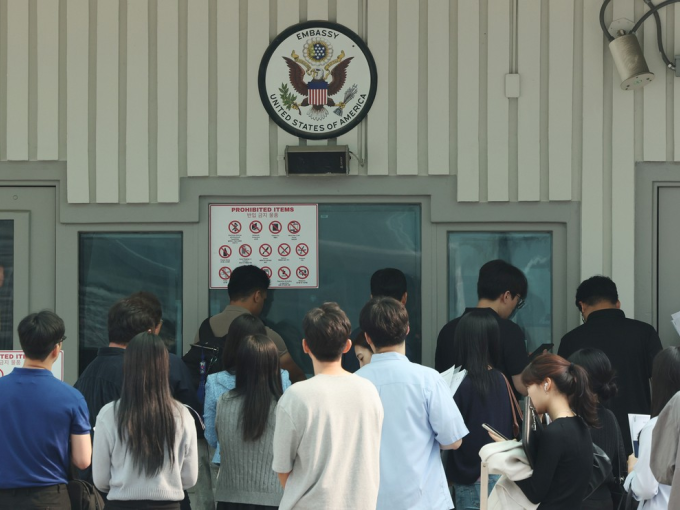 Du học sinh bỏ tiền triệu thuê người ‘tẩy trắng’ mạng xã hội để xin visa Mỹ