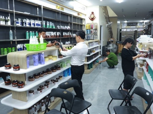 Hàng tấn mỹ phẩm không rõ nguồn gốc vừa phát hiện ở cửa hàng Kim Anh: 2.900 sản phẩm, 43 loại nhãn hàng
