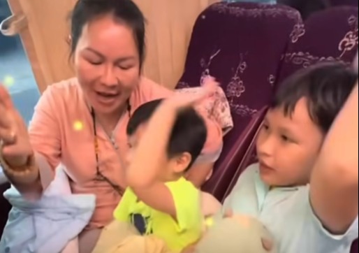 Sau 100 ngày của chồng, bà xã Quý Bình bất ngờ đưa 2 con trai đi làm điều này
