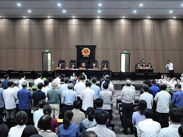 Vợ chủ tịch tỉnh gãy chân, Hậu 'pháo' 'biếu' 20.000 USD: Lời khai gây sốc tại 'phiên tòa Phúc Sơn'