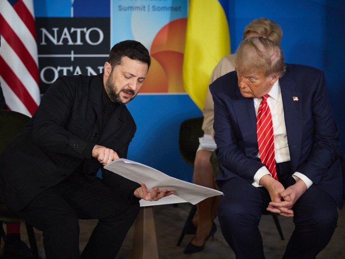 Tổng thống Ukraine gây chú ý khi mặc vest để gặp ông Trump