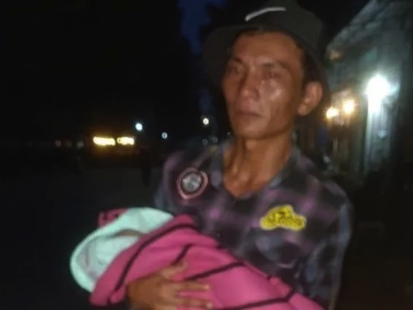 Thực hư người cha bế con mới sinh đi tìm vợ gây xôn xao
