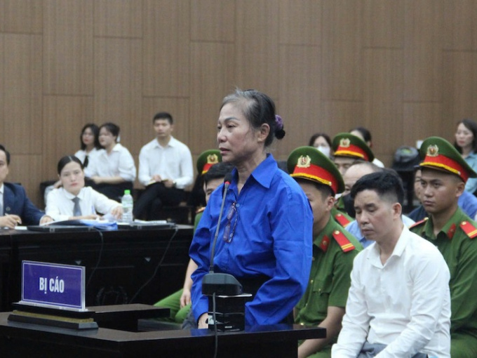 Bà Hoàng Thị Thuý Lan khai rõ lần 'giơ 1 ngón tay, Hậu 'Pháo' đưa ngay 1 triệu USD' trước toà