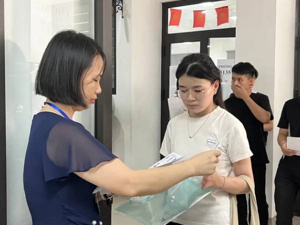 Sáng nay, gần 1,15 triệu thí sinh bắt đầu làm bài thi Ngữ văn, chấm dứt đồn đoán đề thi