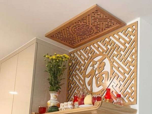Vì sao nhà giàu luôn đặt lọ hoa bên trái bàn thờ khi thắp hương?