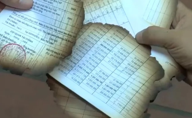 Hà Nội: Công an làm việc với UBND phường về hàng loạt tài liệu bị đốt bên cạnh trụ sở trước ngày sáp nhập