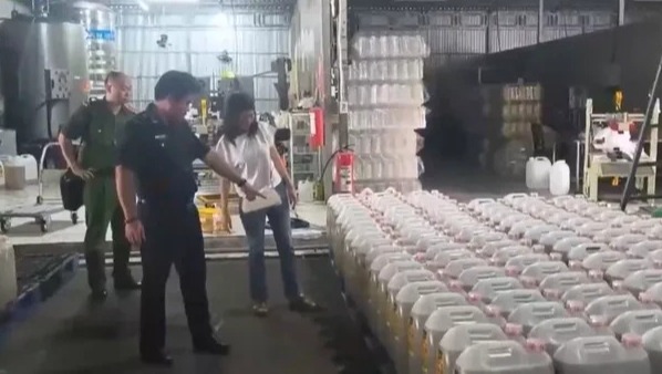 Phá đường dây 'dầu thực vật giả' nhập lậu cực lớn trên toàn quốc, thu giữ hơn 1.000 tấn